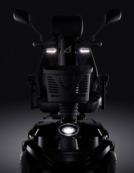Vue avant avec lumière allumé du scooter électrique handicapé PMR senior Life & Mobility Presto S en noir
