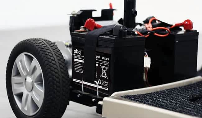 Scooter électrique pour handicapé avec des batteries pbq LF4 40-12 installées dans le compartiment de batterie