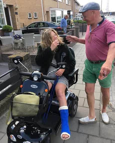 Personne senior utilisant un scooter PMR discutant avec un homme