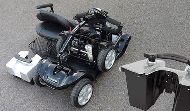 Le scooter électrique médical Kymco Mini LS entièrement démonté avec son pack de batteries amovible
