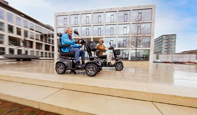 Homme sur scooter PMR Life Mobility Presto S avec chien